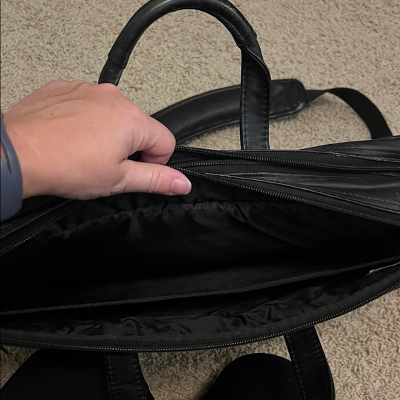 American tourister Black Leather Men's messenger Bag - Picture 5 of 7